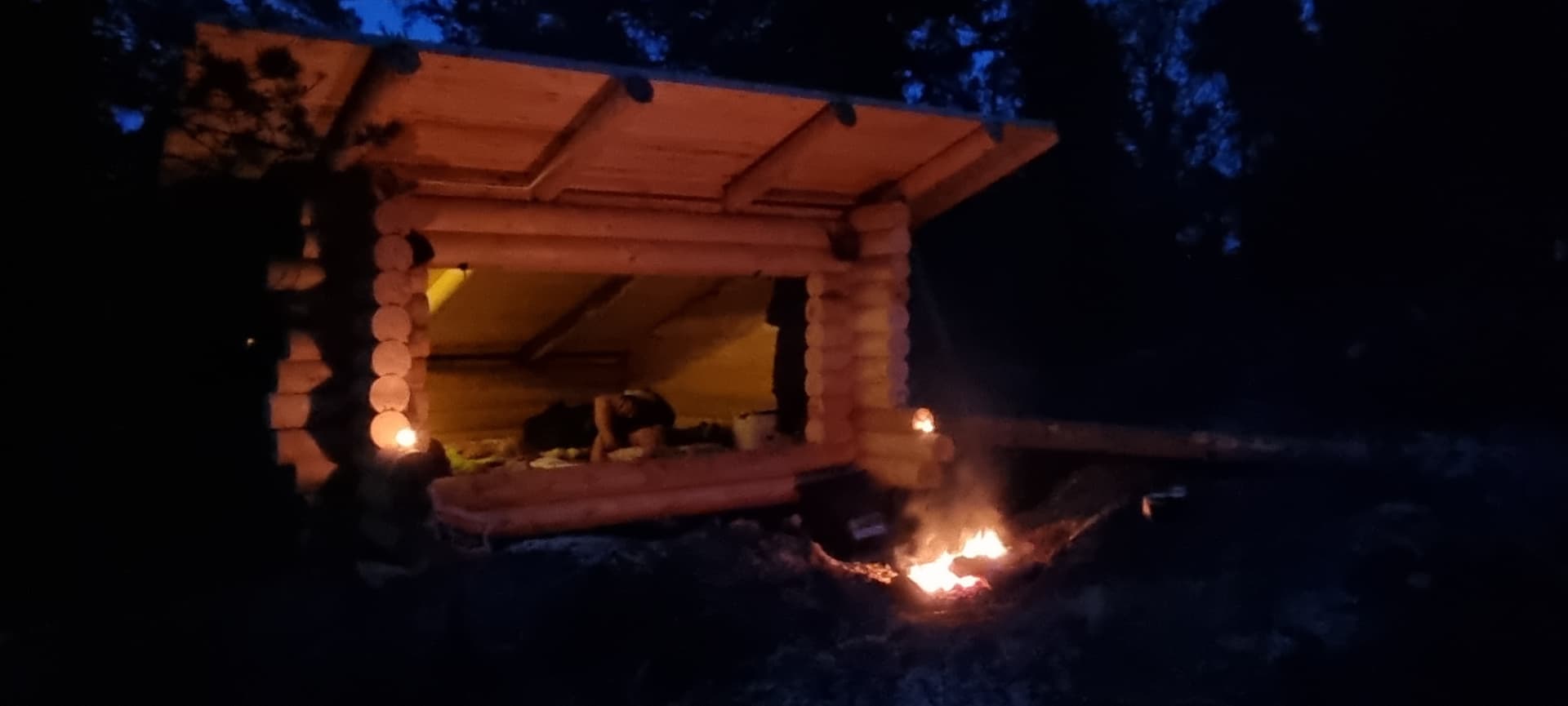 Laavu ja nuotio iltahämärässä