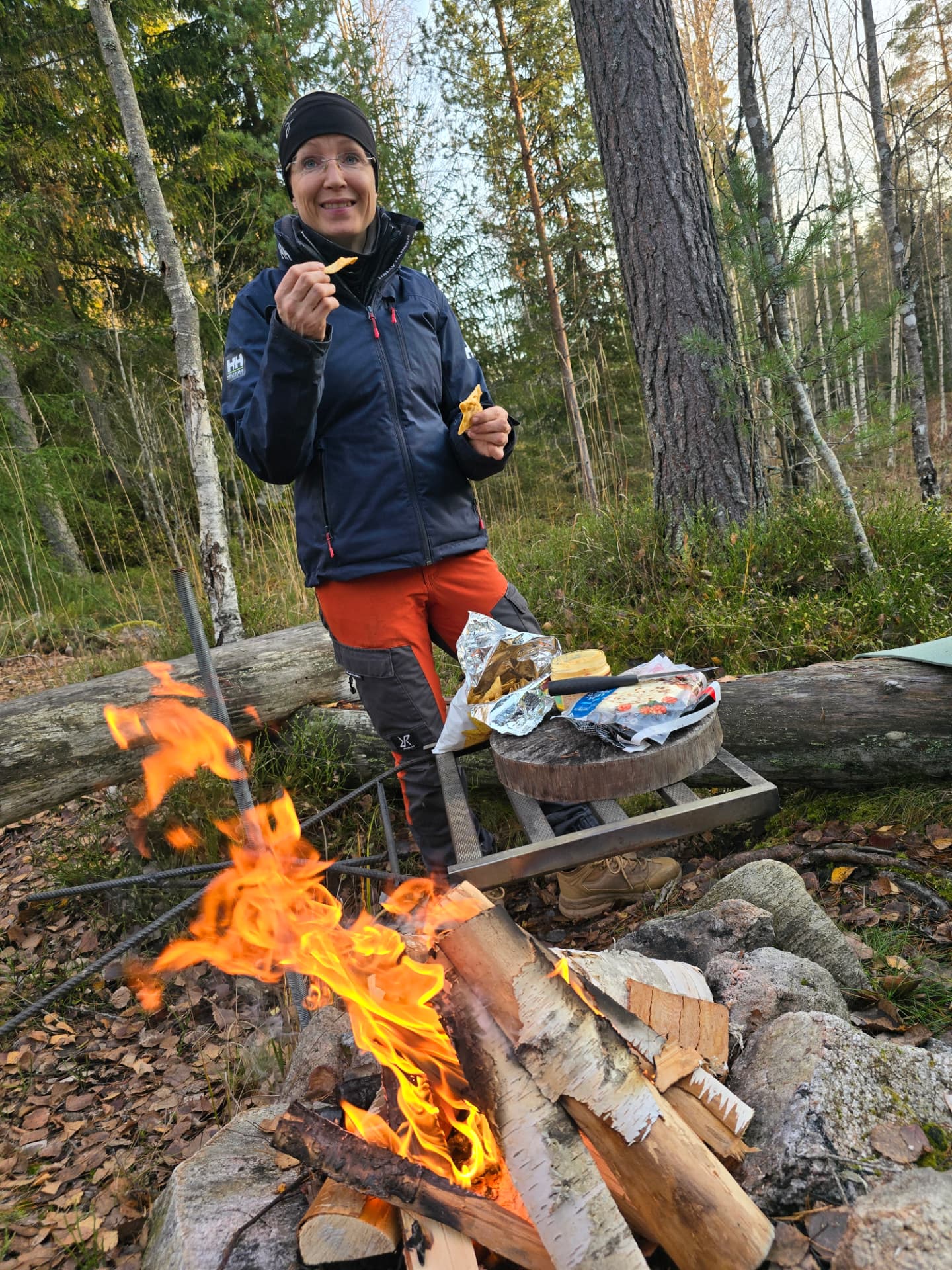 Eväiden paistoa nuotiolla syksyisessä metsässä